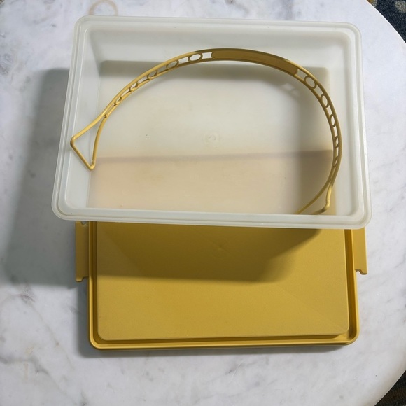 Vintage 70s Tupperware harvest gold 3-piece sheet cake carrier with handle - Picture 3 of 14